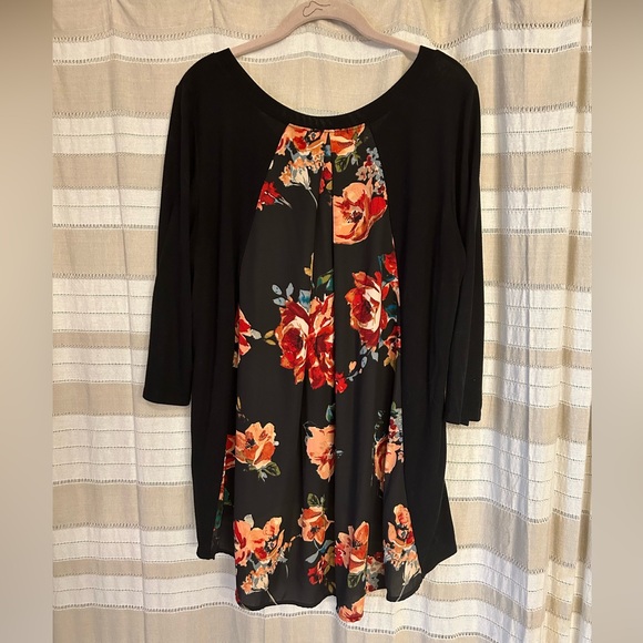 LE LIS Alante 3/4 Woven Back Knit Top - Picture 6 of 7